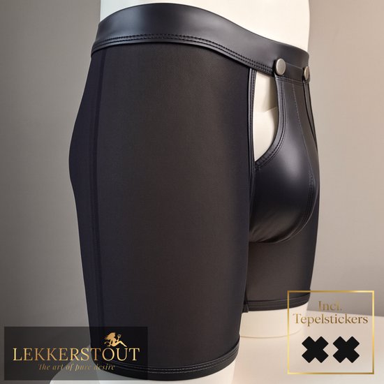 Zwarte mesh boxer met PU leren voorpand, open kruis en drukknoopjes. Inclusief tepelstickers.