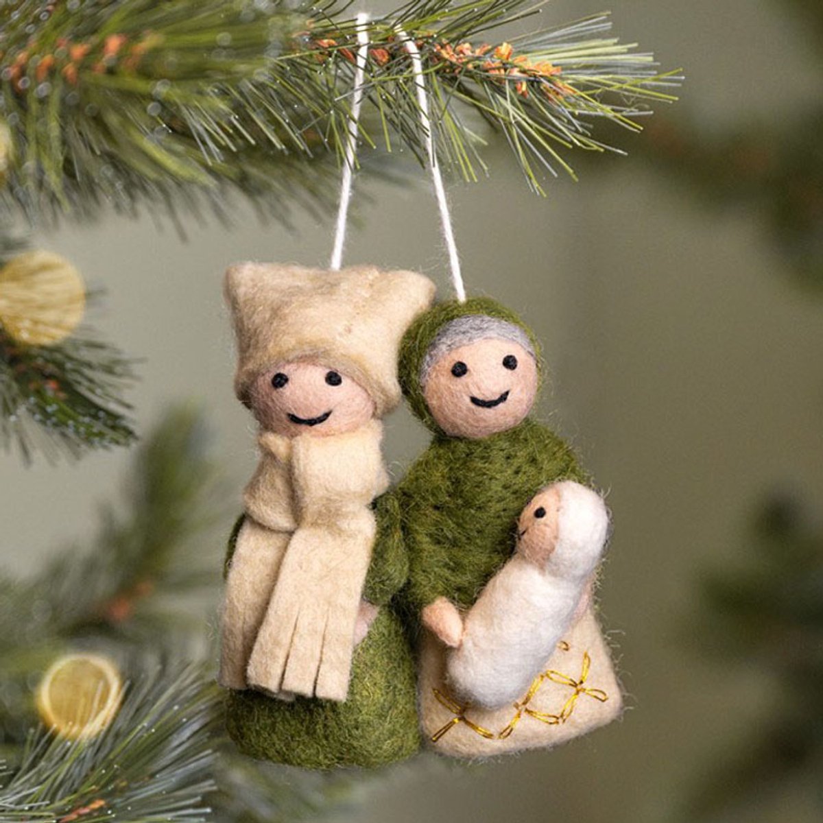Wolvilt Hanger Jozef & Maria Kerst - Mistletoe Groen-Creme - Fairtrade Homedeco - 13x9cm