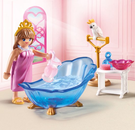 Prinses met kroon en roze jurk, giet water in een blauwe badkuip, met een papegaai en accessoires.