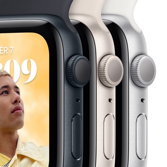 Drie Apple Watches naast elkaar in de kleuren Midnight, Starlight en Zilver, close-up van de zijkant met kroon en knoppen.