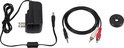 Power adapter, USB kabel, RCA kabel met rode en witte plug, en een 45 toeren adapter.