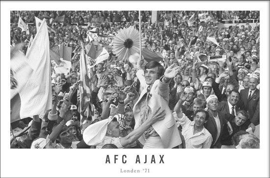 Walljar - Poster Ajax met lijst - Voetbal - Amsterdam - Eredivisie - Zwart wit - Krol tussen AFC Ajax supporters '71 - 13 x 18 cm - Zwart wit poster met lijst