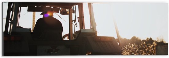 WallClassics - Dibond - Boer op Traktor met Zonnetje - 60x20 cm Foto op Aluminium (Wanddecoratie van metaal)