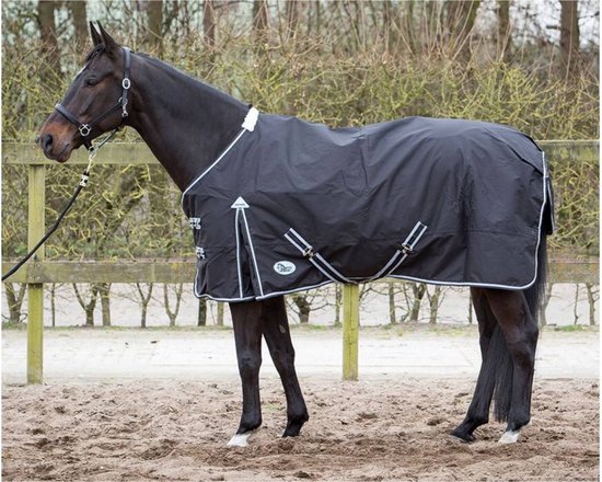 Zwarte outdoordeken met witte bies en gespen, gedragen door een donkerbruin paard.