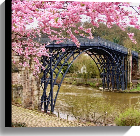 WallClassics - Canvas  - Brug onder Roze Bloesem - 40x40 cm Foto op Canvas Schilderij (Wanddecoratie op Canvas)