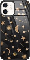 Casimoda® hoesje - Geschikt voor iPhone 12 - Counting The Stars - Luxe Hard Case Zwart - Backcover telefoonhoesje - Goudkleurig