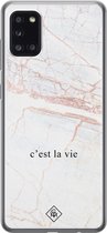 Casimoda® hoesje - Geschikt voor Samsung A31 - C'est La Vie - Backcover - Siliconen/TPU - Bruin/beige