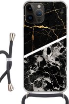 Geschikt voorApple Iphone 14 Pro Max - Crossbody Case - Marmer print - Goud - Luxe - Siliconen - Crossbody - Backcover met Koord - Telefoonhoesje met koord - Hoesje met touw