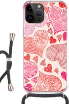 Geschikt voorApple Iphone 14 Pro Max - Crossbody Case - Een illustratie met roze en rode hartjes - Siliconen - Crossbody - Backcover met Koord - Telefoonhoesje met koord - Hoesje met touw