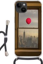Geschikt voorApple Iphone 14 - Crossbody Case - Rode ballon vliegt langs raam in New York - Siliconen - Crossbody - Backcover met Koord - Telefoonhoesje met koord - Hoesje met touw