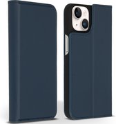 Accezz Hoesje Geschikt voor iPhone 14 Hoesje Met Pasjeshouder - Accezz Premium Leather Slim Bookcase - Donkerblauw