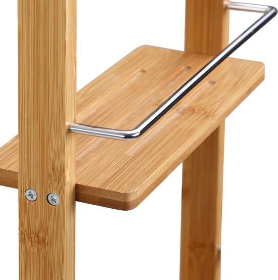 Close-up van een houten plank met metalen stang van een bamboe doucherek.