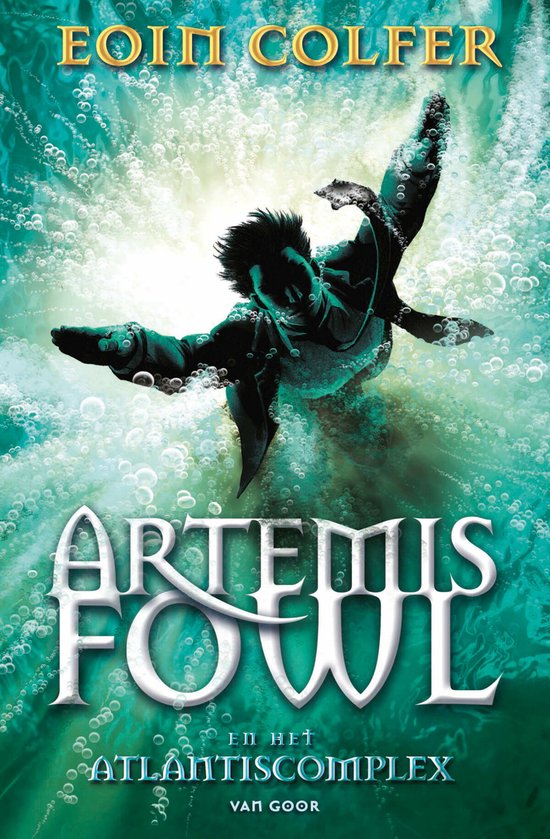 Een duikende figuur in een bubbelige, blauwgroene zee met de titel "ARTEMIS FOWL en het ATLANTISCOMPLEX" en "EOIN COLFER"