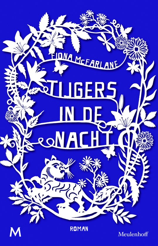 Boekcover met witte papierenknipkunst van bloemen, bladeren en een tijger op een blauwe achtergrond. Titel: Tijgers in de nacht.
