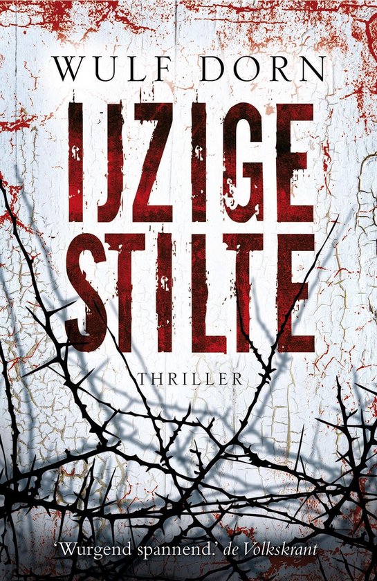 De cover van de thriller 'IJzige Stilte' met rode letters op een witte, gebarsten achtergrond, omringd door dorre takken met doorns.