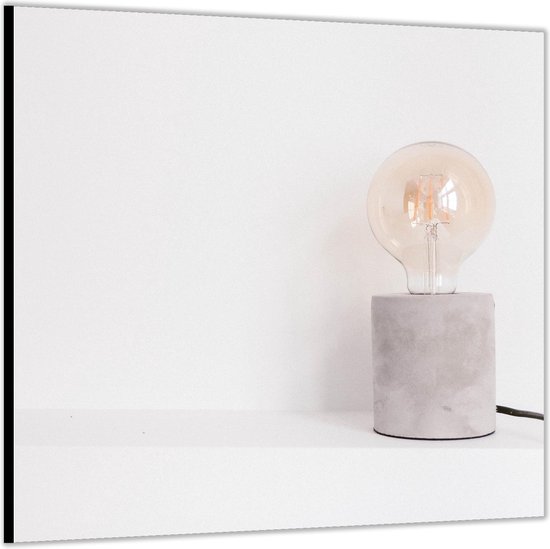 Dibond –Lampje voor Witte Muur-50x50 Foto op Aluminium (met ophang)