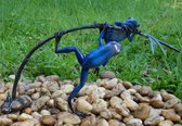 Tuinbeeld - bronzen beeld - 2 Gekleurde kikkers aan twijg / blauw - Bronzartes - 21 cm hoog
