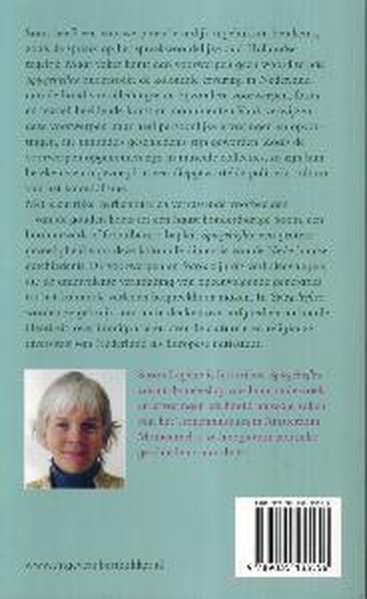 Achterkant van een boek met een portret van een vrouw met blond haar, een blauwe coltrui en een gele sjaal.