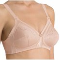 Nude katoenen bh met subtiele perforaties en strikdetail op de cups, gedragen door een model.