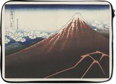 Laptophoes 14 inch - Regenstorm aan de voet van de berg Fuji - Schilderij van Katsushika Hokusai - Laptop sleeve - Binnenmaat 34x23,5 cm - Zwarte achterkant