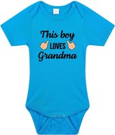 This boy loves grandma tekst baby rompertje blauw jongens - Cadeau oma - Babykleding 92 (18-24 maanden)
