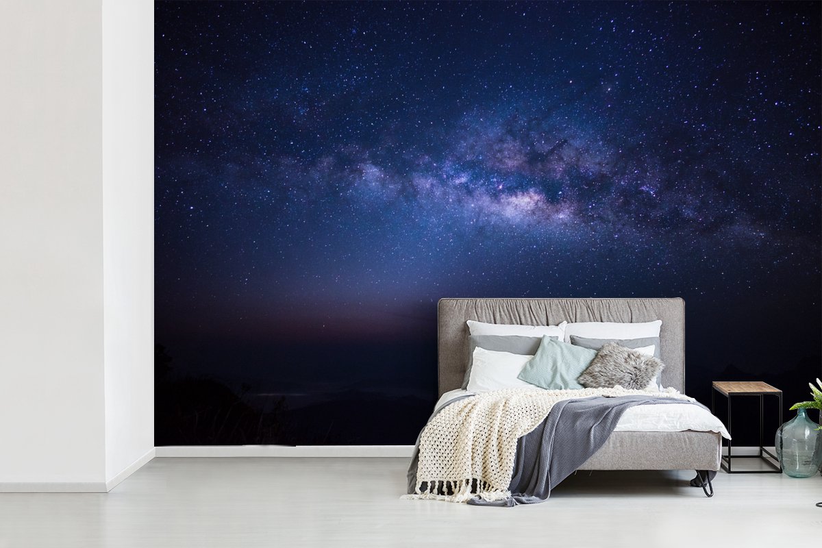 Behang - Fotobehang De Melkweg zorgt voor kleur in een donkere nacht - Breedte 525 cm x hoogte 350 cm