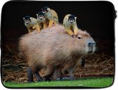 Laptophoes 15.6 inch - Een Capibara met aapjes op zich - Laptop sleeve - Binnenmaat 39,5x29,5 cm - Zwarte achterkant