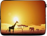 Laptophoes 14 inch 36x26 cm - Olifant zonsondergang illustratie - Macbook & Laptop sleeve Illustratie van een Afrikaanse zonsondergang met een giraffe en olifant - Laptop hoes met foto