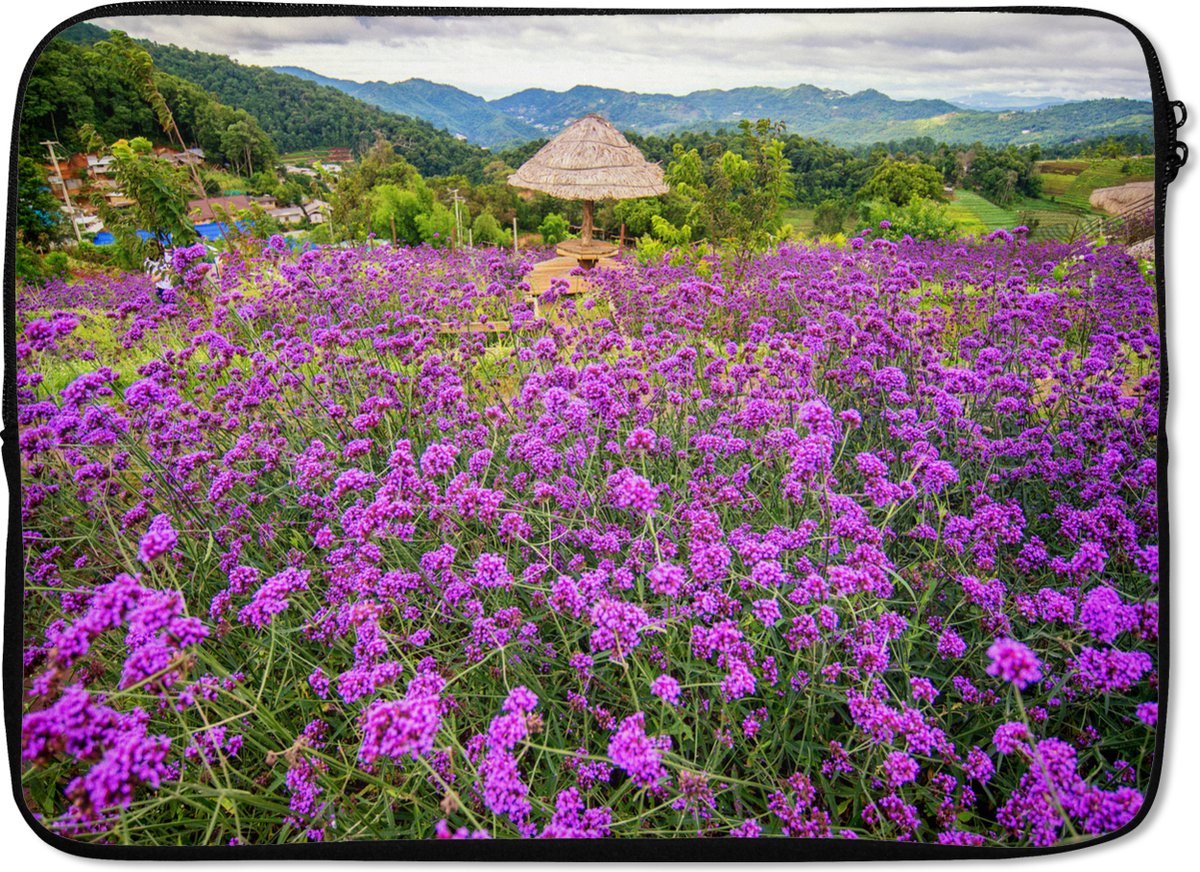 Laptophoes 14 inch - Landschappen van paarse ijzerhard bloemen in Thailand - Laptop sleeve - Binnenmaat 33x23 cm - Zwarte achterkant