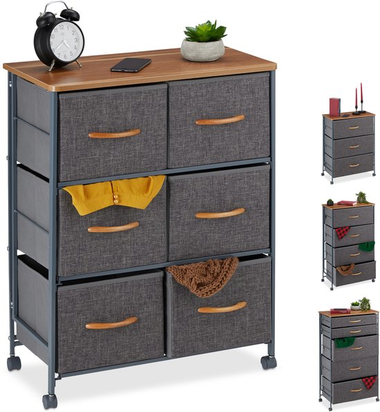 Grijze ladekast met 6 vakken, houten blad, houten handgrepen, met kleding erin.