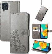 Voor Samsung Galaxy M32 Vier-blad sluiting Reliëf gesp Mobiele telefoon bescherming lederen tas met Lanyard & Card Slot & Portemonnee & Beugel Functie (grijs)