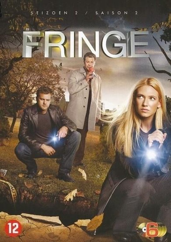 DVD-hoes met drie personen, waaronder een blonde vrouw met een zaklamp.