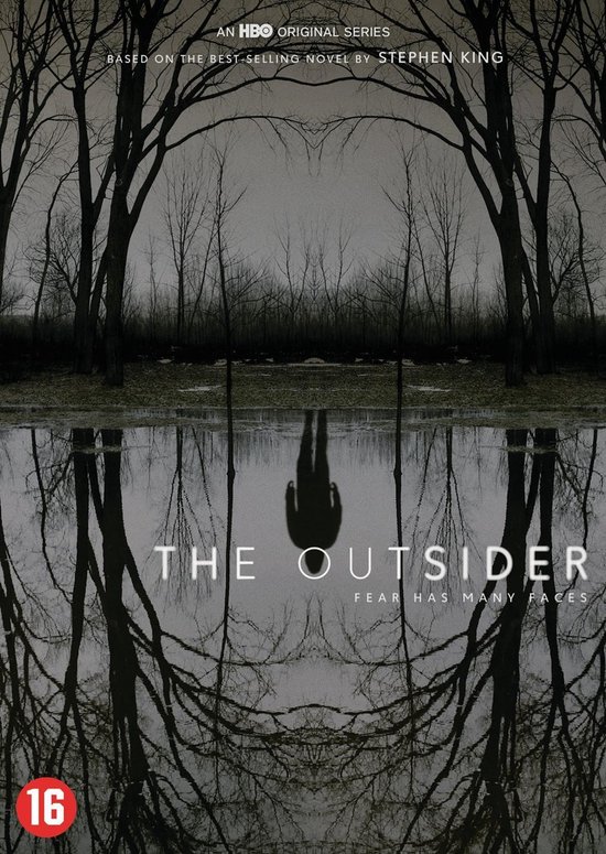 DVD hoes van 'The Outsider' met een schaduwfiguur in een weerspiegeling, omringd door kale bomen. "FEAR HAS MANY FACES".