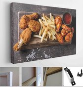 Itsallcanvas - Schilderij - Fried Chicken Legs With French Fries Art Horizontal Horizontal - Multicolor - 40 X 50 Cm