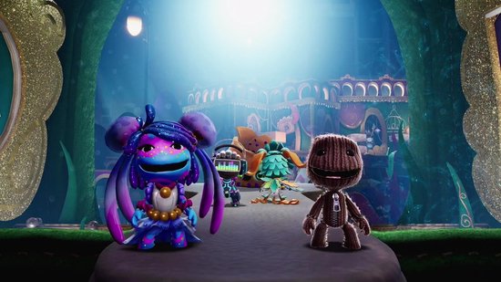 Een vrolijke, paarsblauwe fee met grote ogen staat naast Sackboy, met op de achtergrond kleurrijke figuren.