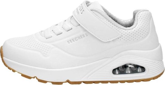 Zijaanzicht van een witte Skechers sneaker met klittenband, veters en gummi zool.