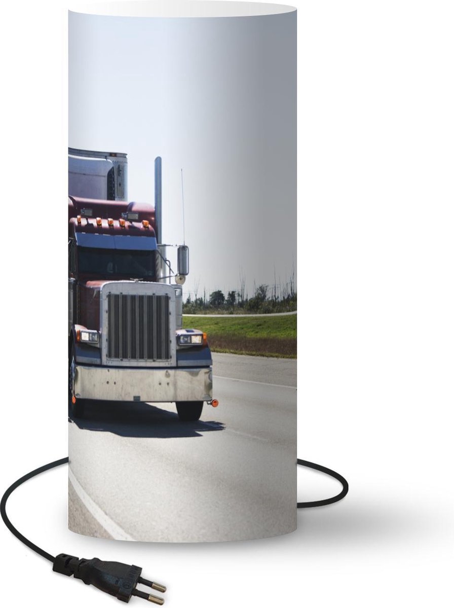 Lamp - Nachtlampje - Tafellamp slaapkamer - Semi-vrachtwagen op de snelweg - 33 cm hoog - Ø14.3 cm - Inclusief LED lamp