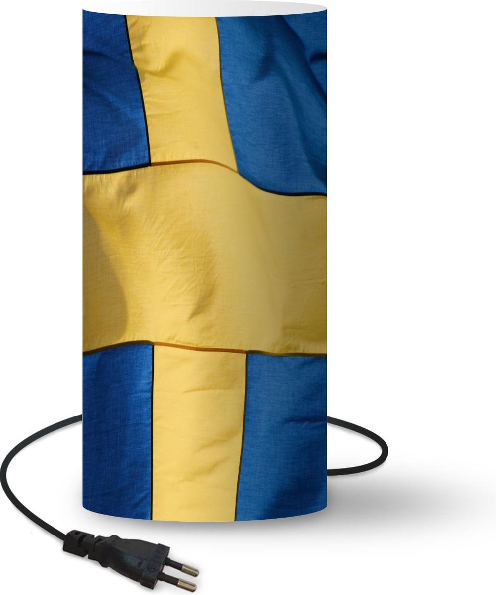 Lamp - Nachtlampje - Tafellamp slaapkamer - Close-up van de vlag van Zweden - 33 cm hoog - Ø15.9 cm - Inclusief LED lamp