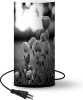 Lamp - Rode Klaprozen tegen zwarte met witte achtergrond - zwart wit - 54 cm hoog - Ø25 cm - Inclusief LED lamp