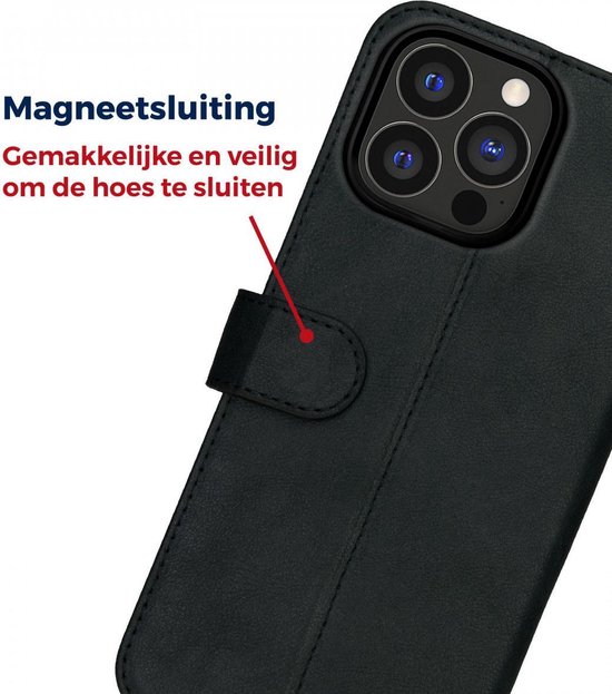 Zwarte lederen telefoonhoes, half open, met focus op de magnetische sluiting en de camera-uitsparing.