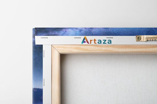 Arrière d'une toile représentant la Voie lactée et des montagnes, avec le logo Artaza.