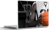Laptop sticker - 12.3 inch - Zwart wit basketbalspeler met een oranje basketbal - 30x22cm - Laptopstickers - Laptop skin - Cover