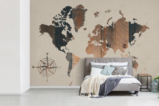 Wereldkaart du bois foncé avec une rose des vents sur fond rose | Wereldkaart en bois 390x260 cm