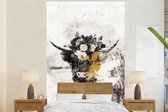 Behang - Fotobehang Schotse Hooglander - Bloemen - Zwart - Wit - Breedte 195 cm x hoogte 300 cm