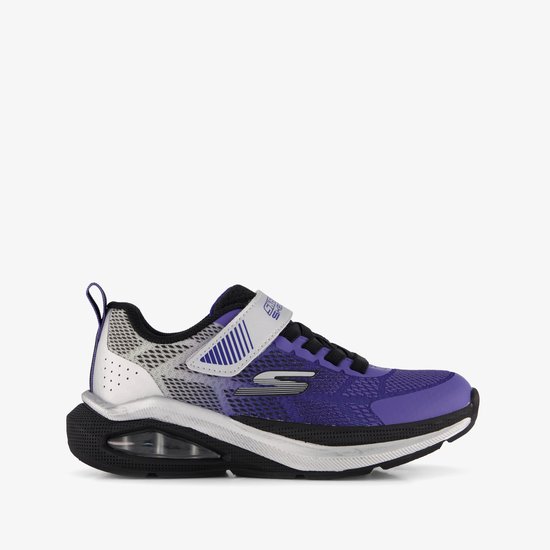 Paarse Skechers sneaker met klittenbandsluiting, zwarte veters en een luchtzool.