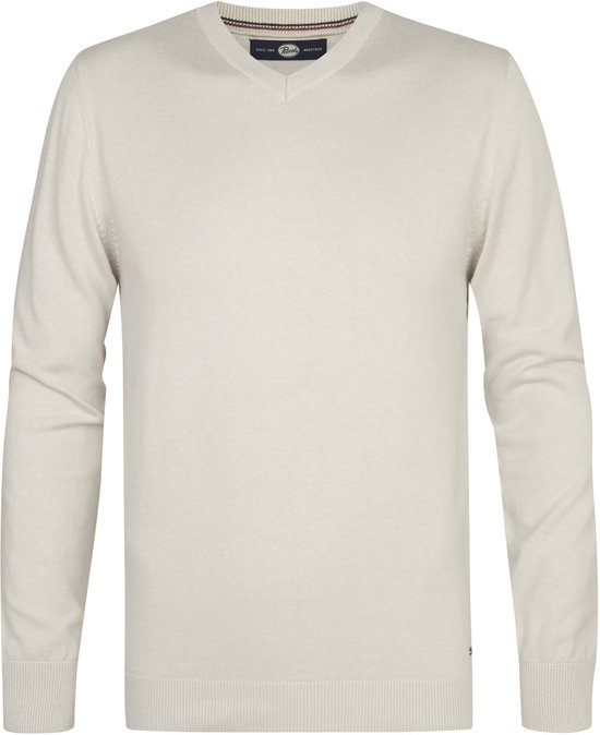 Un pull en tricot blanc à col en V et manches longues.