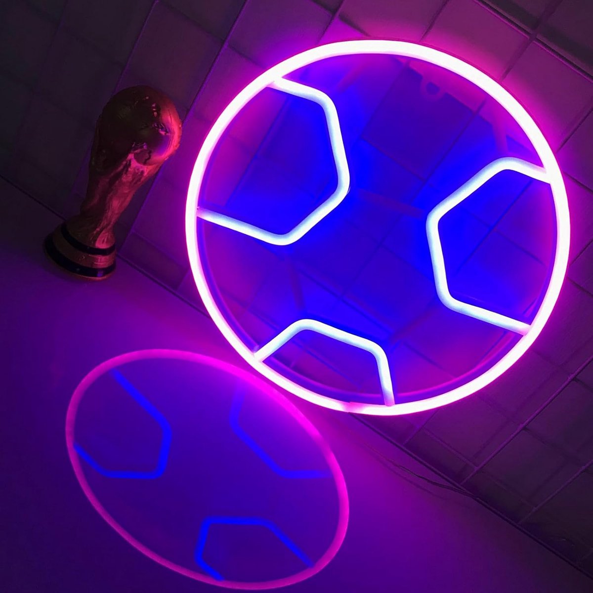 Voetbal LED neon sign - roze/blauw - USB/batterij - sfeervolle kamerdecoratie - SnelShoppen