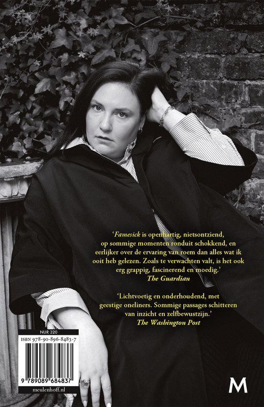 Modèle aux longs cheveux sombres, chemise blanche à rayures avec une cape noire. Texte : 'Famesick is openhartig, nietsontziend...'.