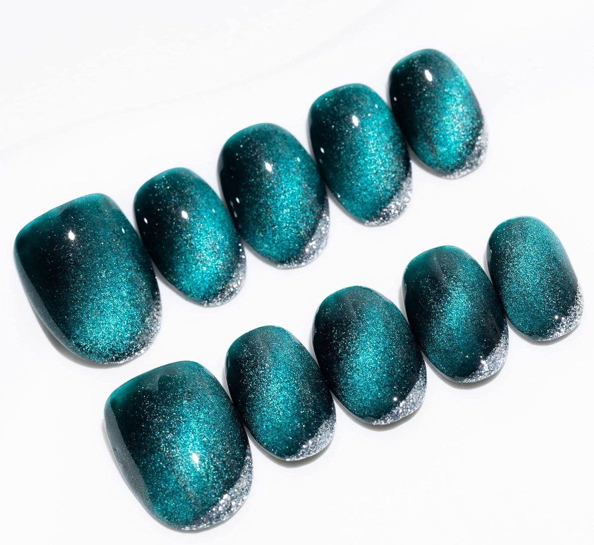 Nail Art Press On Nagels - Medium Korte Groene Magnetische Cat Eye - 3D Design met Opbergdoos - 10 Stuks - ShopVlot