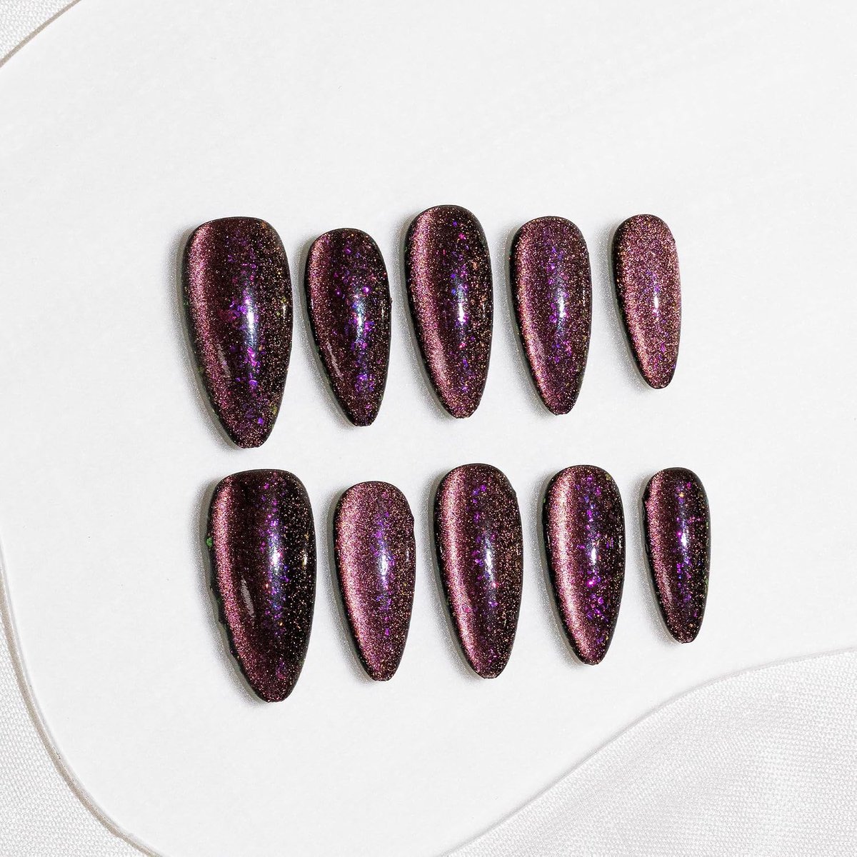 Kunstnagels middellang - zwarte paarse amandelvorm - minimalistisch ontwerp - elegante uitstraling - ShopVlot